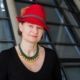 Portrait von Anke Domscheit-Berg mit rotem Hut